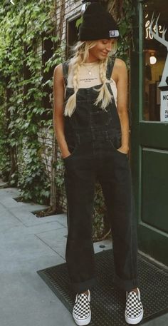 Female Style Outfits Casual, Black Overalls Outfit Spring, Overall Hiking Outfit, Gaper Day Outfit, Skater Overalls Outfit, Cabin Weekend Outfit Fall, Cute Photographer Outfits, Black Overalls Shorts Outfit, Colorful Outfit Women