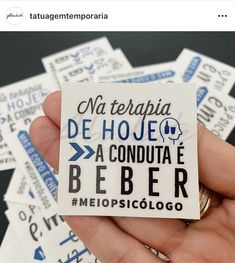 a person holding up a sticker with words on it that say, no terapia de hoje la condua ber