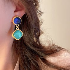 Two tone contrasting color statement jewelry accessory for your vintage theme parties and occasions! Antique gold with aqua green and blue crystal gemstones, gorgeous 90s art garde accents. Stylish and sturdy, handmade beautiful dangle drop earrings for your jewelry collection. 💎 Features:♥ Finish tone: antique gold♥ Main Stone: aqua green, royal blue gemstone♥ Screw back closure♥ Approximate Measurements:- Length: 1.8"- Width: 0.9"♥ Nickel/Lead Free, Hypoallergenic, good for sensitive skins 🎁 Blue Metal Drop Clip-on Earrings, Vintage Party Theme, Royal Blue Earrings, 90s Art, Vintage Style Earrings, Theme Parties, Beautiful Gift Wrapping, Party Earrings, Vintage Theme