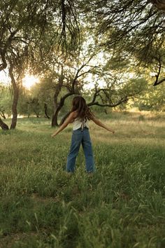 senior picture | ethereal earthy | blue skies | film camera | vision board | photoshoot inspo | greenery | green photoshoot | blue hour | trendy outfits | flash photography | dreamy photos | documentary photography | spring aesthetic | summer photoshoot aesthetic | flash | film photo aesthetic |  pose ideas | summer outfit inspo | digital camera aesthetic |   IG: WILDVIEWS_ Senior Pictures Outdoors Nature, Senior Year Picture Outfits, Senior Picture Ideas Utah, Outdoor Photoshoot Aesthetic, Photoshoot For Photographer, Senior Photoshoot Ideas Unique, Green Senior Pictures, Senior Pictures In The Woods