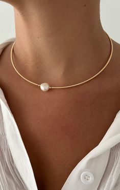 The perfect pearl choker – and it's reversible! Pearl Delicate Necklace, Pearl Fine Jewelry, Minimal Pearl Necklace, Pearl Collar Necklace, Pearl Necklace Wedding The Bride, Simple Pearl Jewelry, Modern Pearl Necklace Design, Classy Pearl Necklace, Pearl Necklace Bride