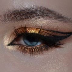 Gold And Black Eyeliner, Black And Gold Makeup Looks Simple, Black Gold Makeup Look, Gold Black Makeup Looks, New Years Eye Shadow, Black And Gold Halloween Makeup, Dark Gold Makeup, Black And Gold Makeup Looks Smokey Eye, Black And Gold Eyeliner