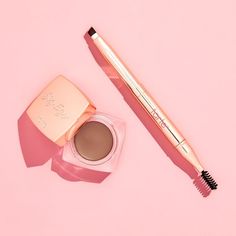 Be the architect of your arches with this easy-to-use vegan & cruelty-free retractable eyebrow brush which features an angled brow brush on one end & a spoolie on the other. Anastasia Brow Pomade, Eyebrows Makeup, Filling In Eyebrows, Lip Color Makeup, Shape Tape Concealer, Bold Brows, Brow Powder, Creamy Concealer, Brow Brush