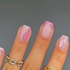 Gel Nail Designs Short Nails Classy, Pink Nails With Gold Tips, Glitterbels Nails, Pink With Gold Tips Nails, Pink French Tip With Gold Line, French Manicure With Rose Gold Glitter, Pink Nail Gold Tip, Ombre Acrylic Nails, Grunge Nails