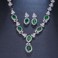 Green Crystal Jewelry Sets With Sparkling Stones, Green Crystal Dangle Jewelry, Green Crystal Jewelry Sets For Formal Occasions, Green Oval Jewelry For Party, Green Oval Pendant Jewelry For Wedding, Green Crystal Jewelry, Emerald Green Jewelry, Collar Verde, Rhinestone Party