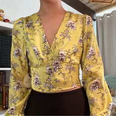 Cropped Long Sleeve Blouse With Button Front Closure. Brand New With Tags! It’s A Yellow With Black And White Rose Design. Size Xs #Summer #Spring #Croptops V-neck Blouse With Buttons For Brunch, Fitted Button-up Tops For Date Night, Fitted Blouse With Buttons For Date Night, Long Sleeve Tops With Buttons For Date Night, Floral Print V-neck Top For Date Night, Long Sleeve Buttoned Top For Date Night, Fitted V-neck Blouse With Floral Print, Yellow V-neck Top With Button Closure, Fitted Tops With Buttons For Date Night