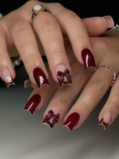 Shorties Nails Winter, Short Red Winter Nails, Shirt Classy Nails, Red Nail Short Designs, Fall Nails Coquette, Nails Inspiration Burgundy, Fall Nails Inspo Square, Maroon Birthday Nails, Creative Short Nail Designs