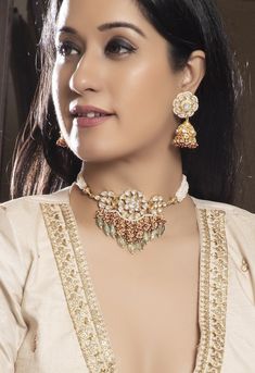 This is Beautiful Clear Golden Kundan Choker Necklace with Earrings. Its Statement Choker which gives a royal look like queen. Bring your style to a whole new level with this handcrafted piece of jewellery. When you're celebrating a special occasion - a birthday, wedding, or personal milestone - this piece adds that extra something that makes us feel special and looking our best. Its earrings size is about 2.4 inches including hanging Jumkhi. Please feel free to write us if you want to customize Kunden Necklace Set, Choker Necklace Diy, Diy Choker Necklace, Indian Jewelry Set, Diy Choker, Choker Pearl, Indian Choker Necklace, Kundan Jewellery Bridal, Choker Necklace Designs