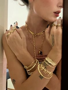 Jewelry Stack Aesthetic, Jewelry Collection Aesthetic, Maximalist Jewelry, Tattooed Woman, Jewelry Stack, Steet Style, Club Jewelry, Fancy Fits