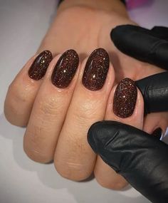 Upgrade your nail game with these short and elegant brown nail designs that are perfect for fall! From neutral shades to trendy chocolate and coffee colors, these nail art ideas will keep you looking stylish all season long. Elegant Brown Nails, Classy Brown Nails, Brown Nail Designs, Cute Cat Tattoo, Nail Glam, Coffee Colors, Chocolate And Coffee, Brown Nail, Brown Nails Design