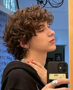 Boys Curly Haircuts, Men's Curly Hairstyles, Male Haircuts Curly, Shot Hair, Curly Hair Care Routine, Hair Inspiration Short