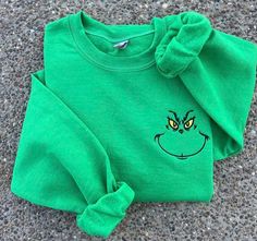 Cricut Crew Neck Sweatshirt, Christmas Embroidery Sweatshirts, Embroidered Shirt Ideas, Embroidery Designs Sweatshirt, Grinch Smile, Christmas Sweatshirt Ideas, Green Lighting, Cozy Clothing, Grinch Face