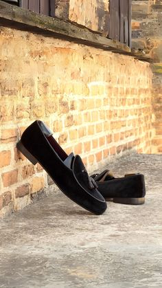 Elevate your style with The Sheridan Rd. Belgian Slipper No. 1828 from Robert August! Luxe black velvet, nappa leather trim, and a burgundy sole combine for timeless sophistication and comfort. Make a luxurious addition to your wardrobe now! #RobertAugust #LuxuryFootwear Mens Dress Slippers, Classic Slippers, Black Order, Loafers Style, Leather Slippers, Footwear Collection, Leather Tassel, Stylish Shoes, Mens Slippers