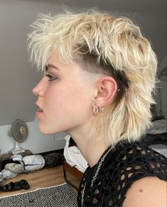 Elegant hairstyle Ideas For short Hair Hairstyle Ideas For Short Hair, Queer Hair, Haircuts 2024, Androgynous Hair, Ideas For Short Hair, Men's Haircuts, Hair Inspiration Short, Men Haircut