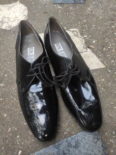 Hand made shoes from late 80's/early 90's in excellent vintage condition 8/10 + real leather + shiny black  + made in europe inner sole 30 cm but useful sole is 29,5 cm so i think it's 43,5 Hand Made Shoes, Black Oxford Shoes, Vintage Dress 60s, Oxford Brogues, Black Oxfords, Formal Shoes For Men, Mens Oxfords, Formal Shoes, Handmade Shoes