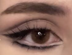 Light Dark Makeup Looks, Down Turned Eyeliner Wing, Man Eater Make Up, Margaret Core, Edgy Makeup Looks Grunge, Real Grunge 90s, Down Eyeliner, Makeup Brown Skin, Bottom Eyeliner