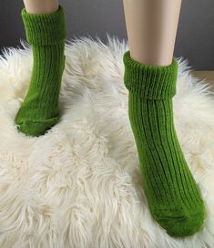 100% nature, the very special luxury for your feet!! Super soft and warming wool socks with alpaca and sheep's wool in the trendy shade of green. Whether as a cuffed sock or casually gathered, it ensures comfort on cold days for feel-good moments ♡. It is reinforced at the toe and heel. Pleasant low-pressure toe seam. The ideal cozy sock. An ideal gift for a birthday or as a Secret Santa gift. Other trend colors such as old pink, orange, red, yellow or blue are available in the shop. The price i Thick Wool Socks, House Socks, Green Socks, Old Pink, Socks Gift, Hiking Socks, Thick Wool, Cozy Socks, Secret Santa Gift