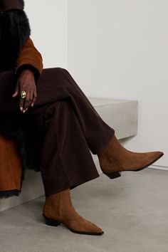 Minimalist silhouettes and high-quality materials are the backbone of aeyde's designs. Made in Italy from soft suede, these 'Belinda' ankle boots have sleek pointed toes and flexible elasticated panels that allow for easy on-and-off. The low Cuban heels create a subtle Western feel. Style yours with everything from jeans to midi dresses. Suede Brown Boots Outfit, Suede Aesthetic, Suede Ankle Boots Outfit, Brown Suede Boots Outfit, Suede Boots Outfit, Cuban Heel Boots, Brown Boots Outfit, Boots Outfit Ankle, Ankle Boots Dress