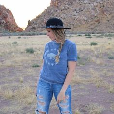 girl in blue jeans with a blue t-shirt wearing on open crown black felt hat Boho Hat Outfit, Cowboy Style Women, Womens Western Outfits, Western Hat Styles, Western Hats For Women, Hat Outfit Summer, Womens Western Fashion, Black Felt Hat, Hats Collection