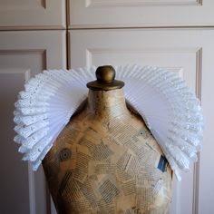 This glorious elizabethan collar is made with a combination of white sheer stiff fabric and white lace edge. This collar is worn with ribbons that go under the arms, cross at the back and tie at the front. Alternate ways may be applied upon request. Just send me a message! Measurements : 6 inches (15 cm) tall, 2,5 inches (6,5 cm) wide,24 inches (61 cm) in length. Matching cuffs can be made upon request.Please contact me for price info. This item is sent packaged securely and sent out with DHL Express, delivered in 2-6 days depending on your location. Please, add your phone number at the Message to Seller Box during Checkout to facilitate delivery. NO GIFT BOX  available.Due to it's size this item only ships in a regular cardboard box. Find more extravagant hats, headpieces and costume acce Luxury White Dress With Ruffled Collar, Costume Collar, Elizabethan Ruff, Halloween Alice In Wonderland, Mad Hatter Top Hat, Stiff Fabric, Elizabethan Collar, Bronze Accessories, Ruff Collar