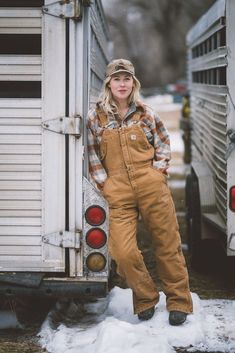 Farmer Fashion Woman, Bibs Outfit Women, Farmer Style Outfits, Ranching Outfits, Carhartt Women Outfits, Ranch Clothes, Farm Outfits, Ranch Women