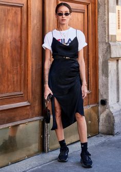 Slip Dress Outfit, Look Retro, Fall Dress Outfit, Black Dress Outfits, Black Slip Dress, Tshirt Outfits