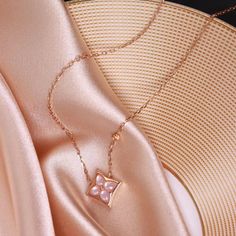 Description:Lucky Flower Diamond Necklace Specifications:Material: diamond, copper, 24k gold, natural pearl shellClover Colors: pink/whiteSize: 45 cm + 5 cm extWeight: 8 g/pcs Add a touch of luck and sparkle to any outfit with the Lucky Flower Diamond Necklace. This unique necklace features a delicate flower pendant adorned with shimmering diamonds, making it a perfect addition for any occasion. Embrace your playful side with this one-of-a-kind piece of jewelry. Flower Diamond Necklace, Lucky Flower, Clover Flower, Clover Necklace, Enamel Bracelet, Natural Pearl, Pearl Shell, Four Leaf, Delicate Flower