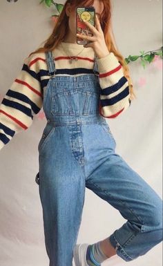 Jean Dungarees Outfits, Jeans Dungarees Outfits, 70s Overalls Outfit, 80s Overalls Outfit, Cute Dungaree Outfits, Outfit Ideas Overalls, Blue Overalls Outfit, Long Overalls Outfit, Casual 80s Outfits