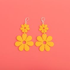 🌼Our Double Dazey Earrings will have all daisy lovers in a daze. Pieced together with a high quality metal leverback and chain pieced together with with love in our home studio. These psychedelic daisies radiate with color and joy! Choose the flavor that works in your favor 🌼 ALLERGY INFO: All of our jewelry is Led & Nickel Free. The silver is ‘Sterling Silver’ and gold is ‘Gold Plated Base Metal.’ DIMENSIONS:4"x 2"x 1/8" Kawaii Makeup, Base Metal, Peace And Love, Daisy, Dangle Earrings, Fashion Jewelry, Drop Earrings, Silver