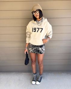 Hoodie With Skirt, Streetwear Girl, Stylish Hoodies, Trendy Hoodies, The Catch, Ivy League, Winter Fits, Hoodie Outfit