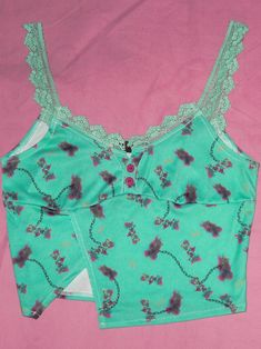 This price is for a top only, others are not included.   	 		 			Size 			S 			M 			L 		 		 			Full Length 			37 			40 			43 		 		 			Bust 			72 			74 			76 		 		 			Waist 			60 			65 			70 Fitted Green Floral Print Crop Top, Green Floral Print Sleeveless Crop Top, Cute Green Fitted Crop Top, Green Cami Top, Green Cami, Lace Cami Top, Cami Top, Cami Tops, Sweetheart Neckline