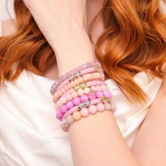 Wie die Tochter, so die Mutter. Wir wissen, das ist verkehrt, aber kleine Mädchen hatten sie zuerst. Jetzt können auch große Mädchen die Schönheit unserer berühmten rosa All Season Bangles genießen! Das Set aus drei Armreifen in hellem Pfingstrosenrosa, die mit unserer Three Kings Bead versiegelt sind, ist perfekt für Frühling und Sommer und lässt sich wunderbar mit AWB® in Gold, Silber oder Roségold kombinieren. 
Jedes Set ist mit unserer exklusiven Lotus-Gebetsperle in Gelbgold, Weißgold und Roségold versehen... daher der Name Three Kings, eine Hommage an die drei Goldtöne. Drei Könige All Weather Bangles® (AWB®) - Rosa sind für Sie schön verpackt in unserem maßgeschneiderten BuDhaGirl All Weather Bangles Seidenbeutel verpackt, der bei Ihrem Kauf enthalten ist.
Bitte beachten Sie: Aufgru Elegant Pink Hypoallergenic Beaded Bracelets, Adjustable Round Pink Jewelry, Adjustable Pink Round Jewelry, Pink Round Beads Jewelry For Valentine's Day, Pink Adjustable Jewelry, Pink Round Beads Jewelry For Mother's Day, Pink Round Beaded Bracelets For Birthday, Cute Adjustable Pink Jewelry, Pink Bracelets For Mother's Day