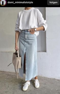 Denim Midi Skirt Winter Outfit, Denim Maxi Skirt Outfit Fall 2023, Outfit Medium Size Women, Long Denim Skirt Fall Outfit, Long Denim Skirt Outfit Spring, Long Skirt Denim Outfit, Mid Length Denim Skirt Outfit, College Skirt Outfit, Jean Long Skirt Outfits