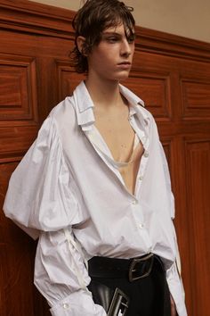 Backstage at Ann Demeulemeester Menswear AW18 Ann Demeulemeester Menswear, Cyberpunk Fashion, Mens Fashion Classy, Ann Demeulemeester, Celebrity Art, Mens Fashion Summer, Ladies Dress Design, Fashion Details, Male Model