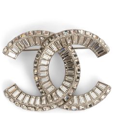 100% authentic Chanel large CC brooch in silver-tone metal adorned with clear baguette crystals. Has been carried and is in excellent condition. REV Collection. Measurements Model ChanelREV A63085 Y02003 Z3502 Width 5cm (2in) Height 4cm (1.6in) Hardware Silver-Tone All our listings include only the listed item unless otherwise specified in the description above. Broche Chanel, Cc Brooch, White Camellia, Vintage Chanel Bag, Chanel Brooch, Chanel Camellia, Scarf Rings, Antique Brooches, Blue Flats