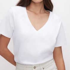 Good American Nwt Women's White Tee V-Neck Size 5. White Cotton V-neck Top For Everyday, Solid V-neck T-shirt For Work, Casual White V-neck Top For Work, White V-neck T-shirt For Everyday, Relaxed Fit V-neck T-shirt For Work, White Relaxed Fit V-neck Top, Basic White V-neck T-shirt, White Cotton V-neck Short Sleeve Top, Spring Basic Relaxed Fit V-neck Top