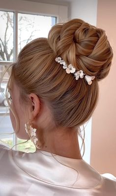 Vintage Wedding Updo, Up Hairdos For Long Hair, Chic Bun, French Braid Updo, Hair Color Underneath, Occasion Hair, Short Hair Bun, Mother Of The Bride Hair, Guest Hair