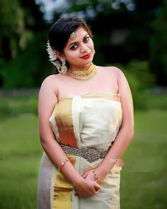 Ladies Dress Styles, Kerala Traditional Dress, Kerala Traditional Saree, Old Lady Dress, Kerala Beauty, Classical Dress, Braid Long Hair