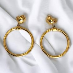 our stunning Classic Monet Circle Tube Earrings, a timeless addition that complements any occasion and is a must-have in every jewelry collection. These earrings exude a captivating charm, showcasing the enduring elegance of the Monet design. Their graceful circle tube shape adds a touch of sophistication to any outfit, making them the perfect accessory for both casual gatherings and special events. Rest assured, these earrings are pre-owned but have been exceptionally cared for, arriving in very good condition. Embrace their beauty and embrace the opportunity to own a piece of classic jewelry that stands the test of time. Measurement details: Length: 2 1/4 inches Width: 1.5 inches Experience the allure of these beautiful Monet earrings as they gracefully adorn your ears, offering a touch Timeless Clip-on Yellow Gold Jewelry, Elegant Hoop Clip-on Earrings For Anniversary, Luxury Metal Hoop Earrings For Anniversary, Luxury Clip-on Hoop Earrings As Gift, Timeless Round Clip-on Jewelry, Classic Clip-on Dangle Jewelry, Round Clip-on Jewelry For Anniversary, Timeless Yellow Gold Clip-on Jewelry, Clip-on Dangle Jewelry For Anniversaries