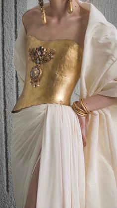 Runway Fashion Couture, فستان سهرة, Fashion Mistakes, Mode Inspo, Glam Dresses, Fantasy Fashion, Mode Inspiration, Gold Dress