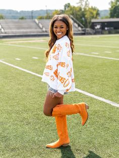 Rally around your Tennessee Volunteers in this Cheers Queen Icon Sweatshirt! It's the perfect way to show your team spirit in style, with glitter patches that sparkle in orange and white. Go Big Orange! 🧡 Football Coach Wife Outfit, Tn Vols Gameday Outfit Women, Vols Football Game Outfit, Cute Game Day Outfits, Mizzou Football Game Outfit, Tennessee Football Outfits, Homecoming Game Outfits, Cute Tennessee Vols Outfit, Ut Gameday Outfit