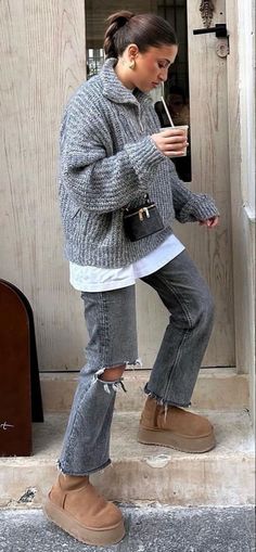 STREET STYLE 2024 FALL Outfit With Uggs, Dinner Outfit Casual, Look Boho Chic, Latina Outfits, Skandinavian Fashion, Uggs Outfit, Cold Outfits, Looks Party