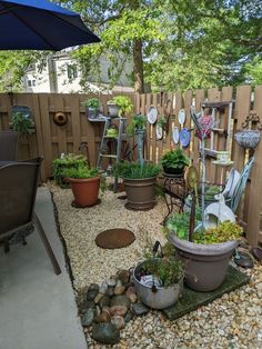 Sideyard Gardens, Front Yard Sitting Area Ideas, Modern Garden Design Ideas, Backyard Decorating, Small Courtyard Gardens, Small Patio Garden, Upcycle Garden, Small Backyard Gardens, Garden Decor Projects