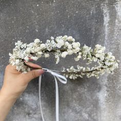 White Bridal Crown of dry flowers, Baby's Breath Crown Dried Flower Crown, Communion crown, baby flower hair band,Bridal headpiece This white crown is handmade from ivory baby breath and white dried flowers, a simple Boho style crown, very beautiful! Perfect for brides, bridesmaids and flower girls. (The flowers will turn ivory white due to wet weather, take caution if you mind) Perfect for weddings and other events  Usually the child size is 43cm, adult size is 45cm, we provide customized servi Flower Veil Crown, Bridal Hair With Flower Crown, Baby's Breath Crown, Baby Breath Flower Crown, Silk Flower Crown, Daisy Flower Crown, Garden Wedding Hairstyles, Dried Flower Crown, White Flower Crown