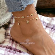 Gold Double Layer Daisy Anklet | Dainty Daisy Anklet | Gold Anklet | Floral Jewellery | Minimalist Design | Summer Wear | Gift for Her Sizing for this product is an adjustable chain from 21-26cm :) What's Included: 🌟1 x Double Layer Gold Daisy Anklet🌟 🎁 Each item is presented in a beautiful, well packaged jewellery gift box. 🚚Free Shipping! 📆30 Day Money Back Guarantee 💛Handcrafted & Handmade with Pride Introducing our FiveMagpies Two Layer Gold Daisy Anklet - the perfect new addition to y Gold Anklets As Spring Gift, Trendy Anklets For Spring Season Gift, Trendy Spring Anklets Perfect For Gifts, Trendy Spring Gift Anklet, Daisy Anklet, Jewellery Minimalist, Anklet Gold, Daisy Bracelet, Gold Anklet