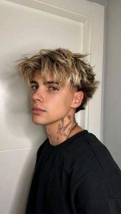 Guys Platinum Blonde Hair, Mens Hair Dye, Bleached Hair Men, Victor Perez, Men Blonde Hair, Blonde Dye, Dyed Hair Men, Surfer Hair, Mens Haircuts Short Hair