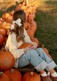 Fall Autumn Aesthetic, Pumpkin Patch Photoshoot, Pumpkin Patch Pictures, Stile Blair Waldorf, Bows Coquette, Adrette Outfits, Thanksgiving Outfit Ideas, Sixth Form, Pumpkin Patch Outfit