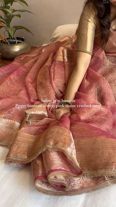 Crushed Saree Styling, Pink Saree Wedding Look, Pink Wedding Saree, Kanjipuram Saree, Pink Banarasi Saree, Aesthetic Saree, Saree Outfit, Tissue Sarees, Saree Traditional