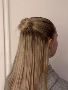 pretty haircut sleek ponietail cute aesthetic Aesthetic Blonde Hairstyles, Cute Hair Styles Aesthetic, Hait Style, Hairstyles And Colors, Basic Hairstyles, Hairstyle Examples, Hair Stylies, Sleek Hairstyles, Family Drama