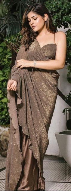 Aesthetic Sarees For Wedding, Girlish Sarees Party Wear, Brown Saree For Farewell, Brown Blouse Designs For Saree, Farewell Looks In Saree, Saree For Convocation, Indian Farewell Outfits, Brown Saree Look, Sari For Farewell